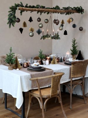 Zoom bild av Adventskrans med kedja för upphängning