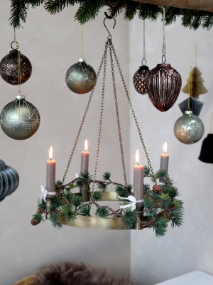 Zoom bild av Adventskrans med kedja för upphängning